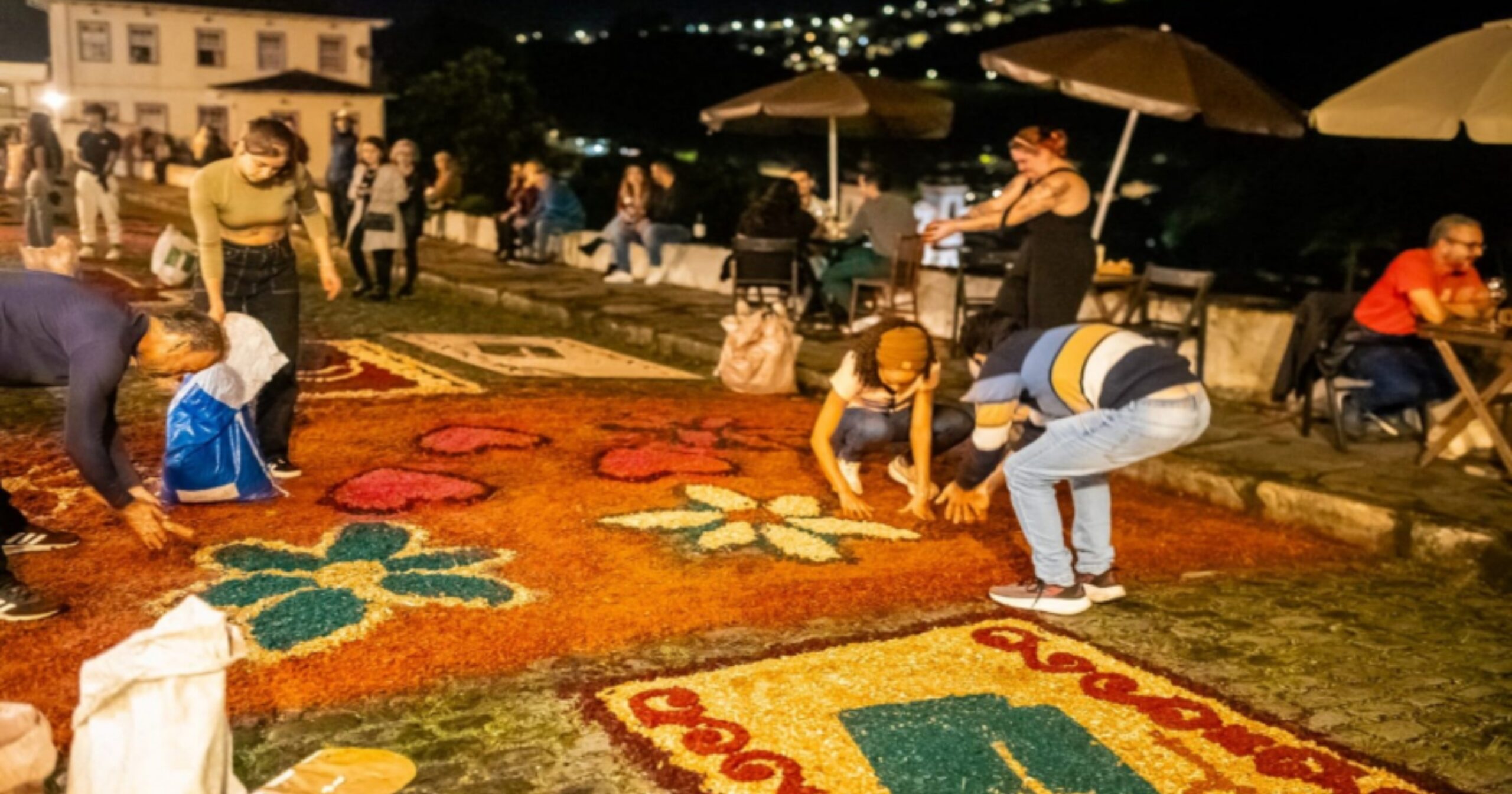 Fiéis e turistas se unem na confecção dos tradicionais tapetes devocionais que marcam a Procissão da Ressurreição. Foto — Prefeitura de Ouro Preto.