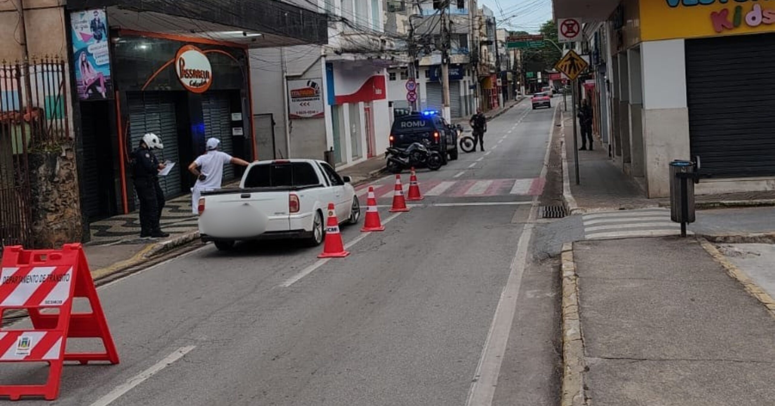 Ação na rua Doutor Guilherme contou com viaturas, motos patrulha e ROMU, estendendo-se até a noite para fiscalizar condutores e reduzir perturbação do sossego. Foto — Guarda Municipal de Itabirito.
