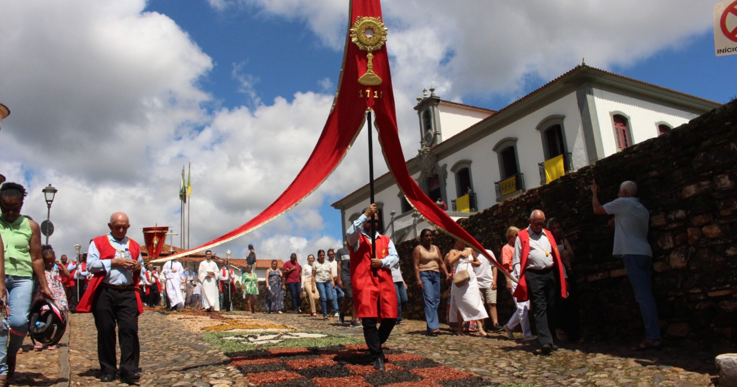 Ocupação hoteleira chega a 85% e setor gastronômico registra alta de 88% durante celebrações religiosas. Foto — Prefeitura de Mariana.