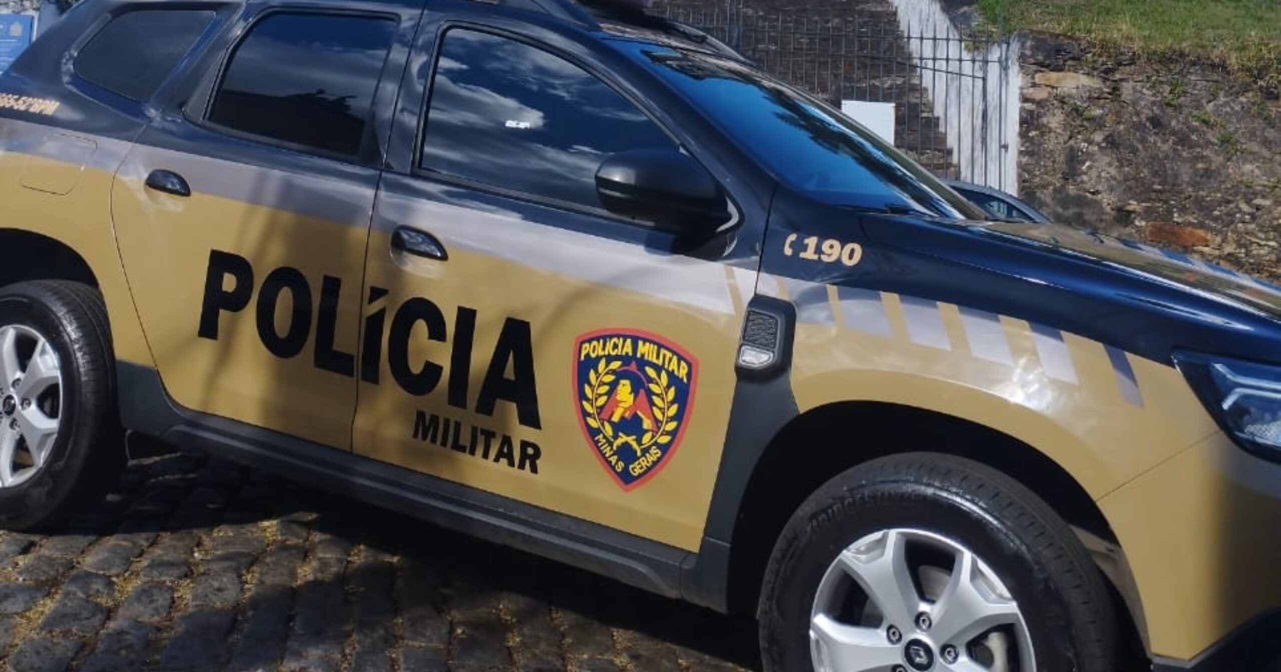 Durante buscas no quarto do casal, a Polícia Militar encontrou quatro munições calibre 380. Foto — Polícia Militar.