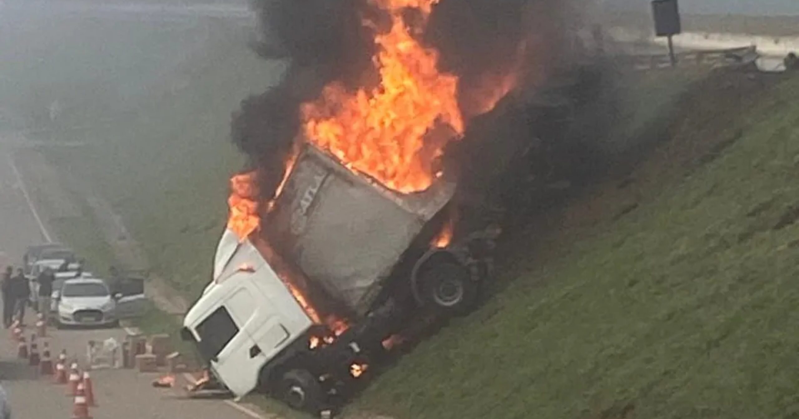 Acidente ocorreu no km 386 da rodovia; carga foi saqueada e veículo incendiado após suspeita de ação criminosa. Foto — reprodução redes sociais.
