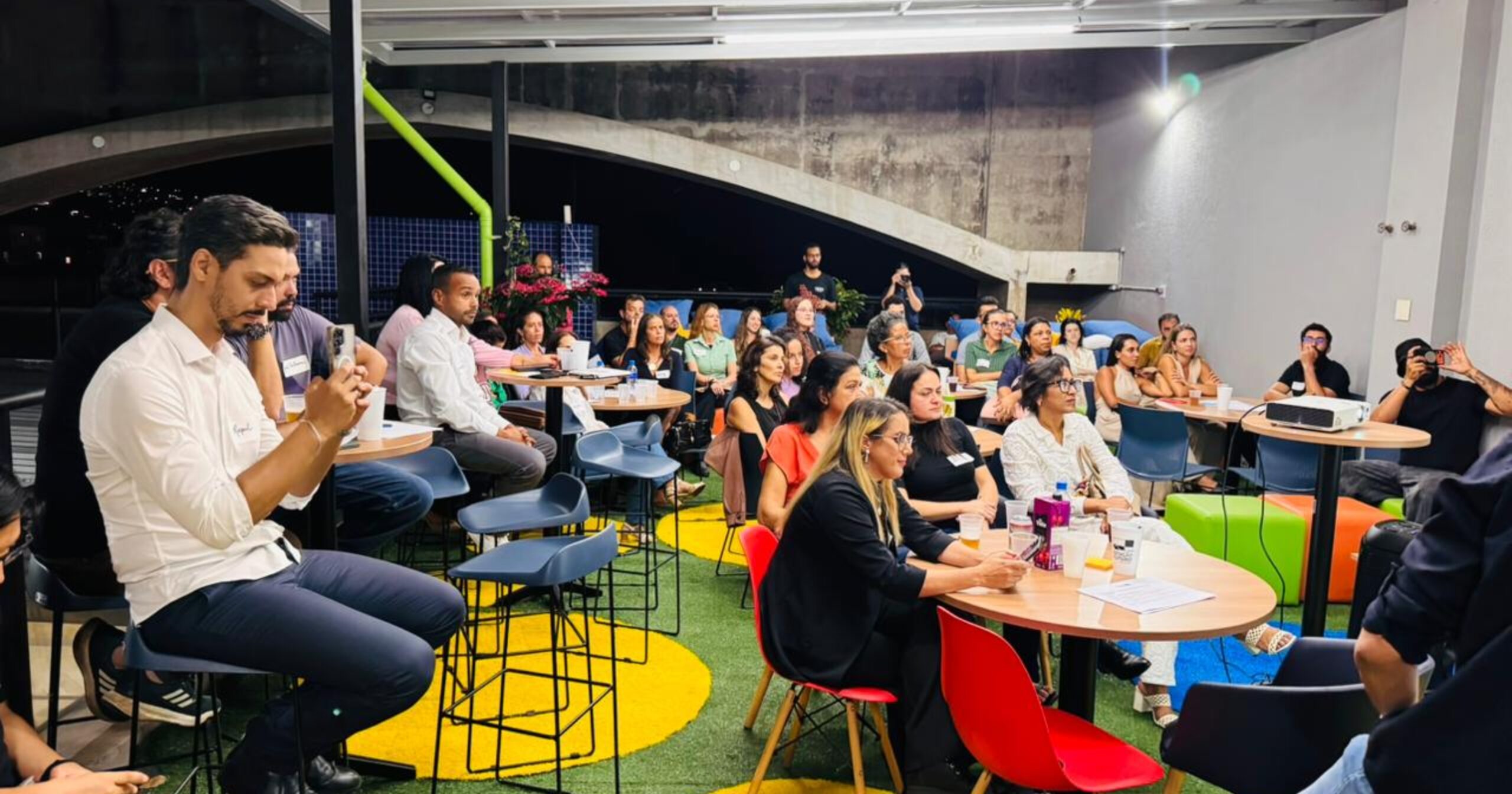 Evento reuniu empresários e startups para debater desafios e oportunidades do cenário econômico local. Foto — Hugo Avelino / Agito Mais,