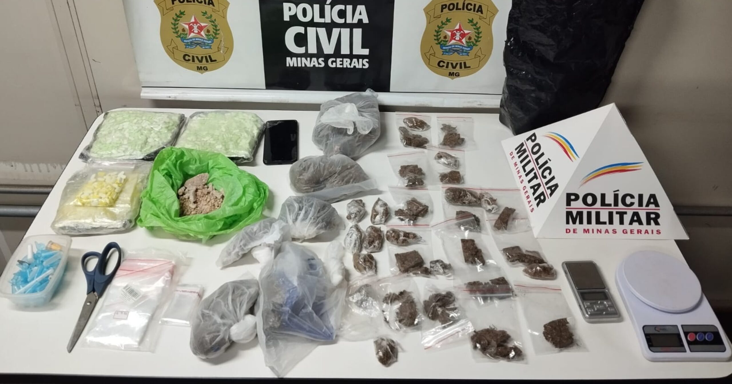 Equipes das forças de segurança cumpriram três mandados de busca e apreensão em endereços dos dois bairros e localizaram drogas durante as diligências. Foto — cedidas ao Agito Mais.