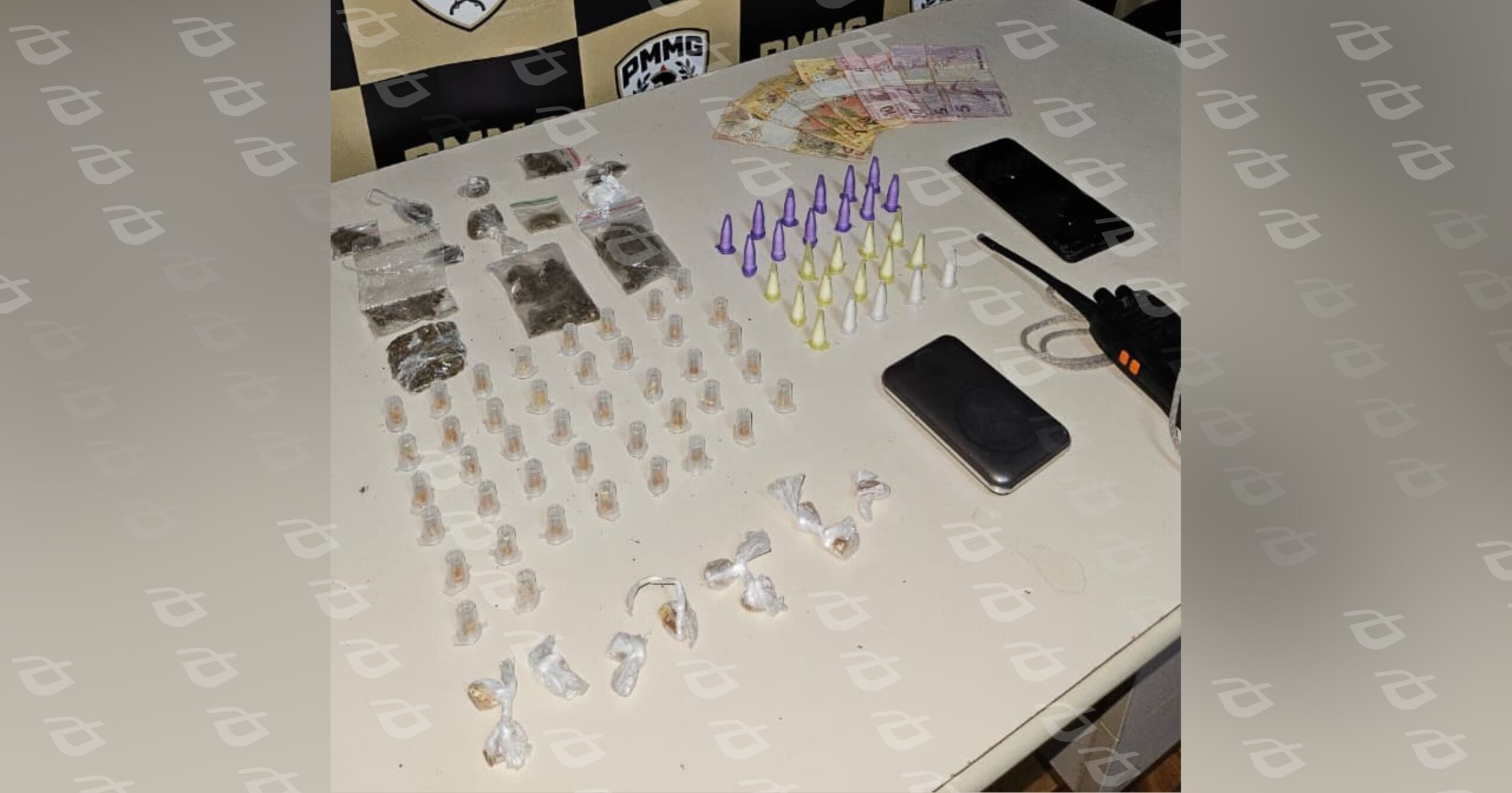 Operação em Itabirito desmantela ponto de tráfico na rua Marzagão e recolhe drogas e dinheiro. Foto — Polícia Militar.