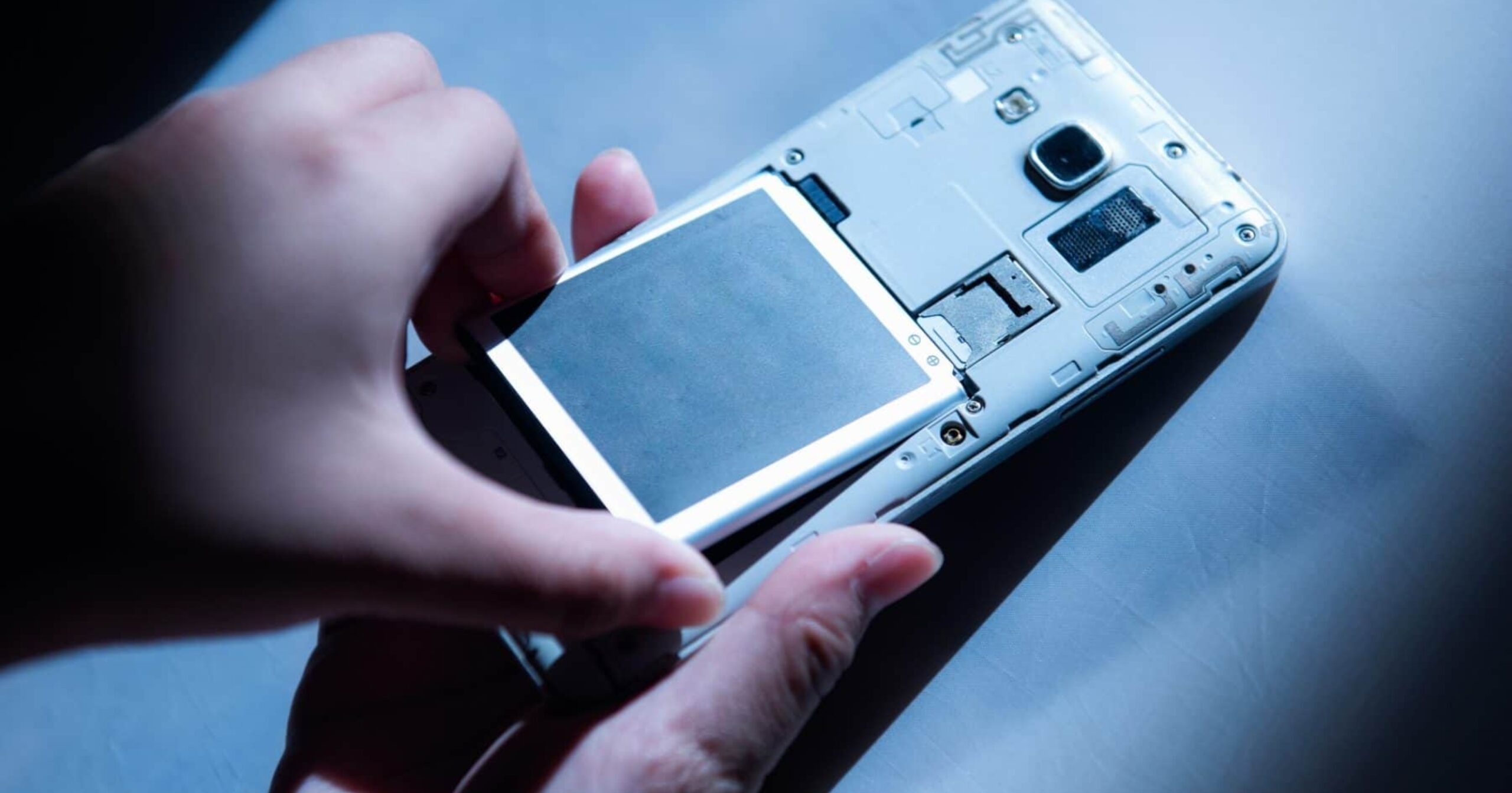 Nova legislação europeia exige que smartphones e tablets permitam troca de bateria pelo próprio usuário. Foto — meramente ilustrativa / yangtak/Shutterstock.