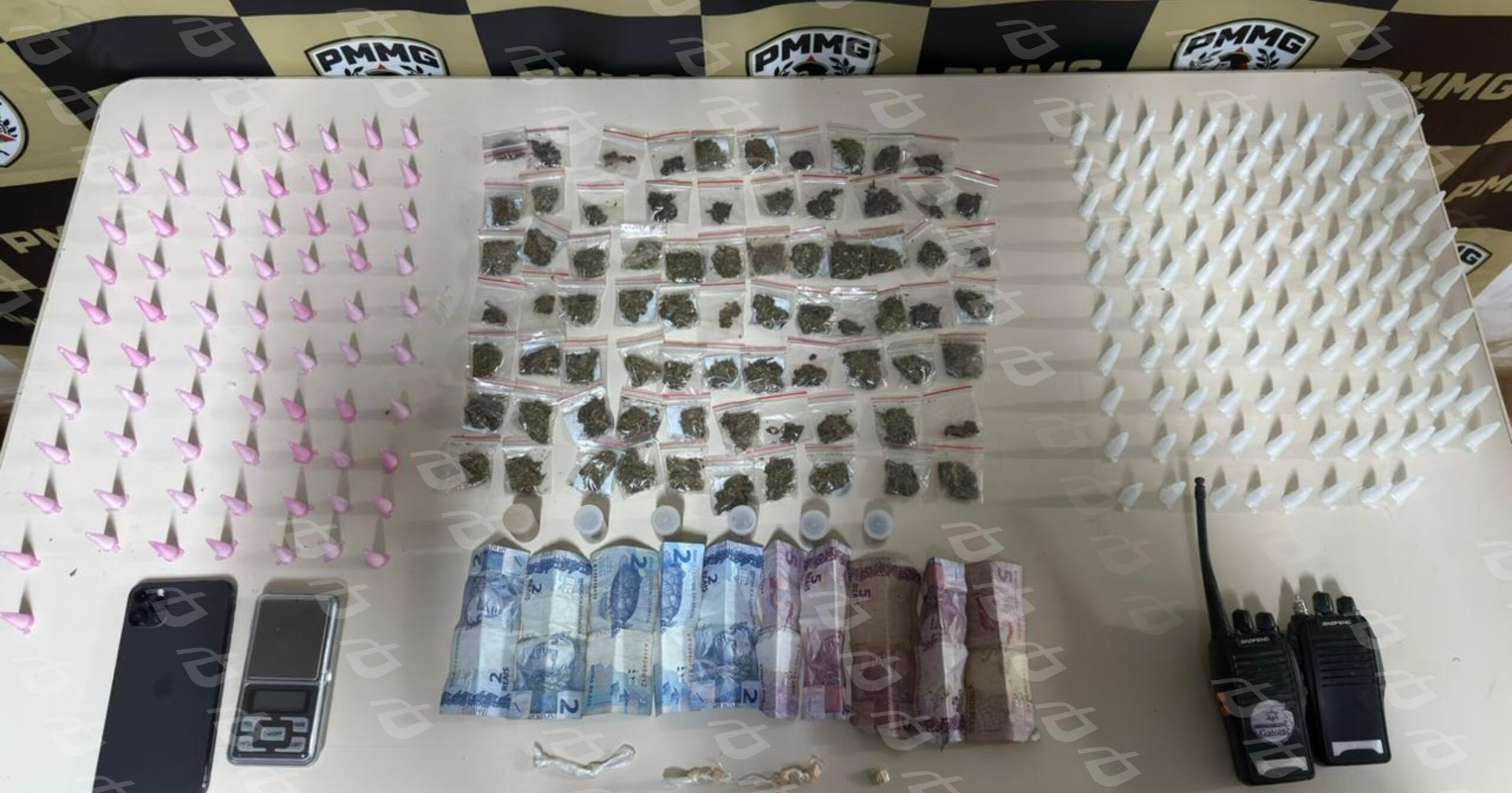 Ação da PM em Itabirito resulta na apreensão de 264 porções de entorpecentes e equipamentos usados no tráfico. Foto — cedida ao Agito Mais.