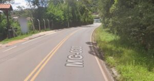 A foto utilizada é meramente ilustrativa da rodovia MG-030, de onde possivelmente aconteceu a ocorrência, não necessariamente sendo o local exato da prisão. Foto — Google Maps.