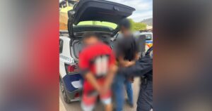 Dois homens, identificados pelas iniciais G. R. C. e D. L. O. P., foram detidos no bairro Santa Efigênia após serem flagrados com produtos furtados de uma farmácia. Foto — Guarda Municipal de Itabirito.