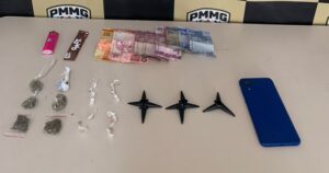 A operação policial resultou na apreensão de crack, cocaína, maconha, dinheiro e celular. Foto — Polícia Militar.