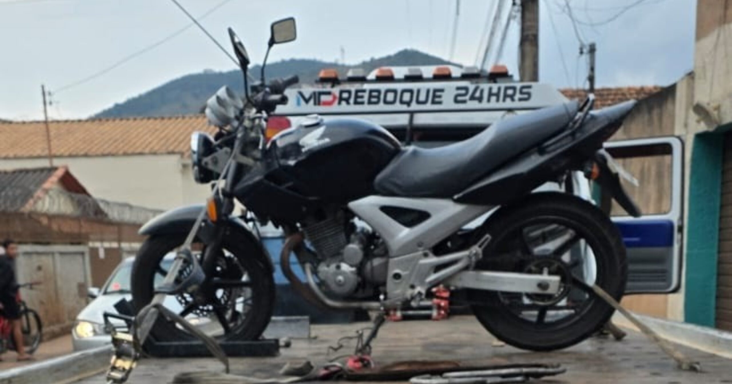 Condutor da Honda/CBX 250 Twister ignorou ordem de parada, bateu em moto oficial da Guarda Municipal e foi detido após teste do bafômetro indicar embriaguez. Foto — Guarda Municipal de Itabirito.