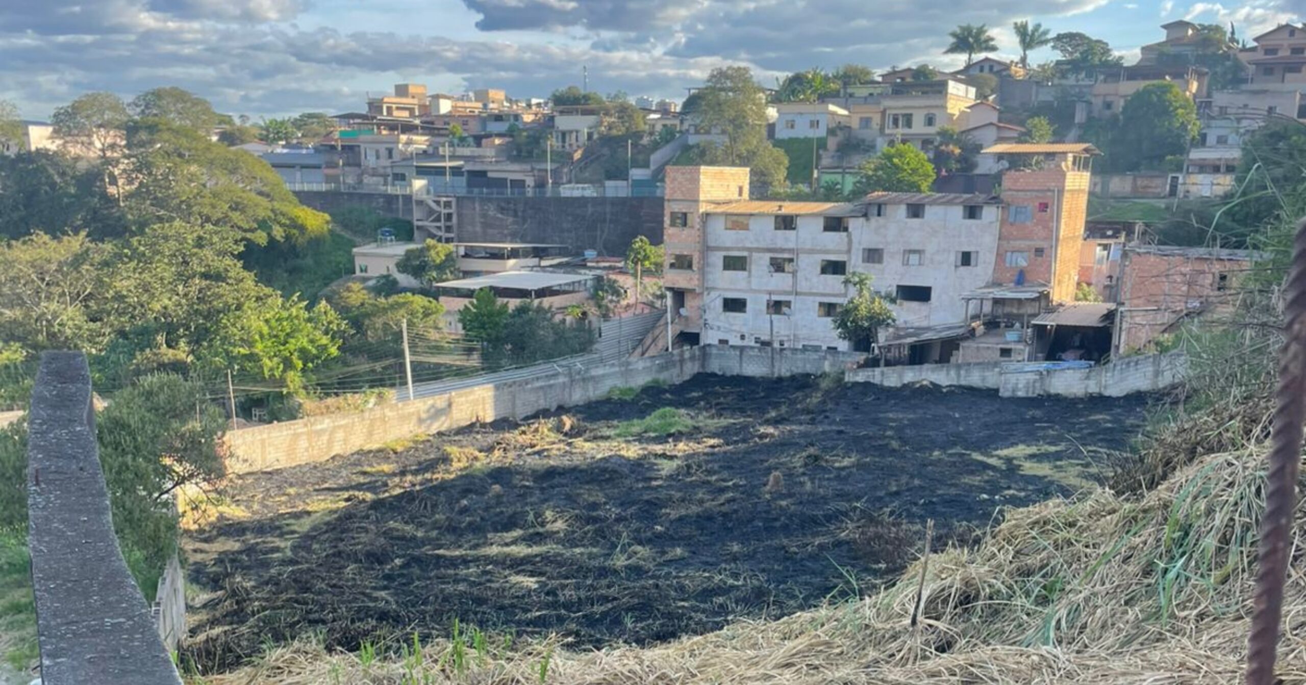 Ocorrência foi registrada na Avenida dos Inconfidentes após denúncia de incêndio em área de mato seco. Foto — cedida ao Agito Mais.