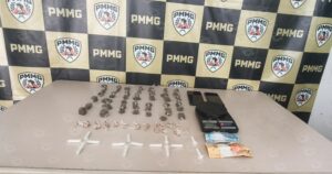 Operação policial no bairro Praia resulta na apreensão de drogas, celulares e dinheiro após perseguição. Foto — cedidas ao Agito Mais.