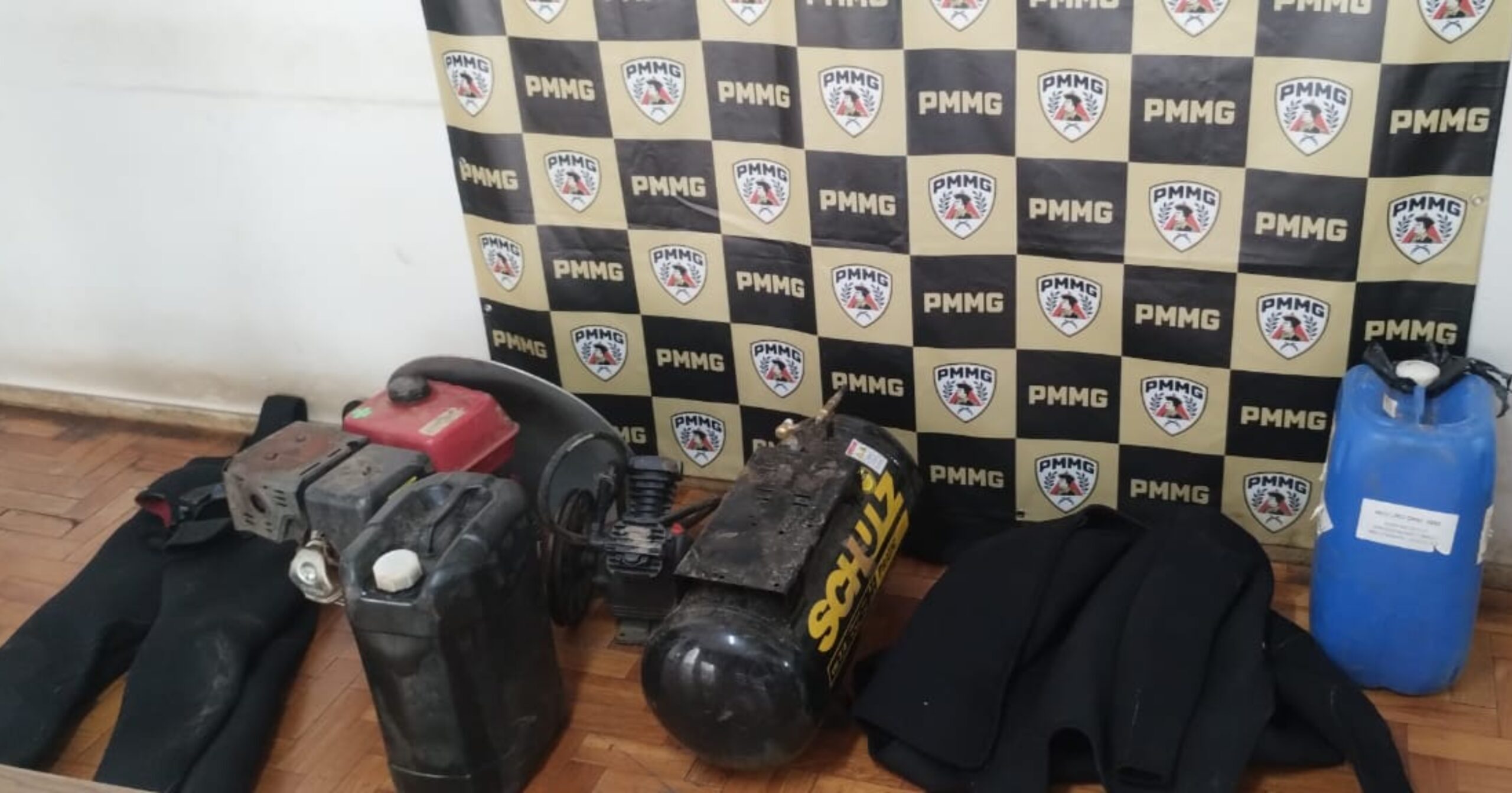Operação flagra atividade clandestina após denúncias; equipamentos foram apreendidos e parte será destruída por órgãos ambientais. Foto — cedidas ao Agito Mais.