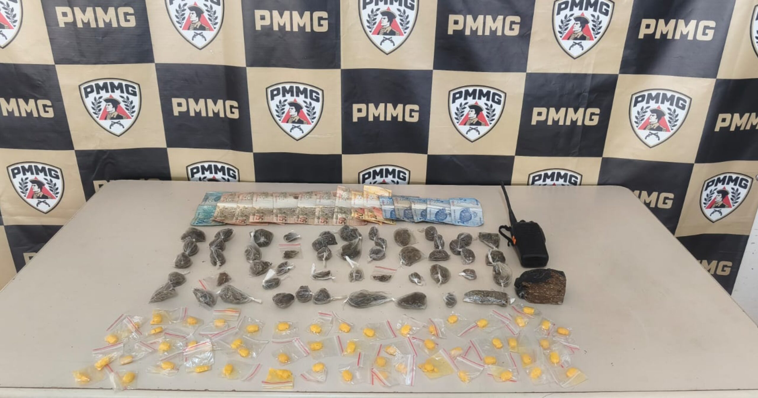Operação policial intercepta tráfico na rua Tombadouro. Foto — Polícia Militar.