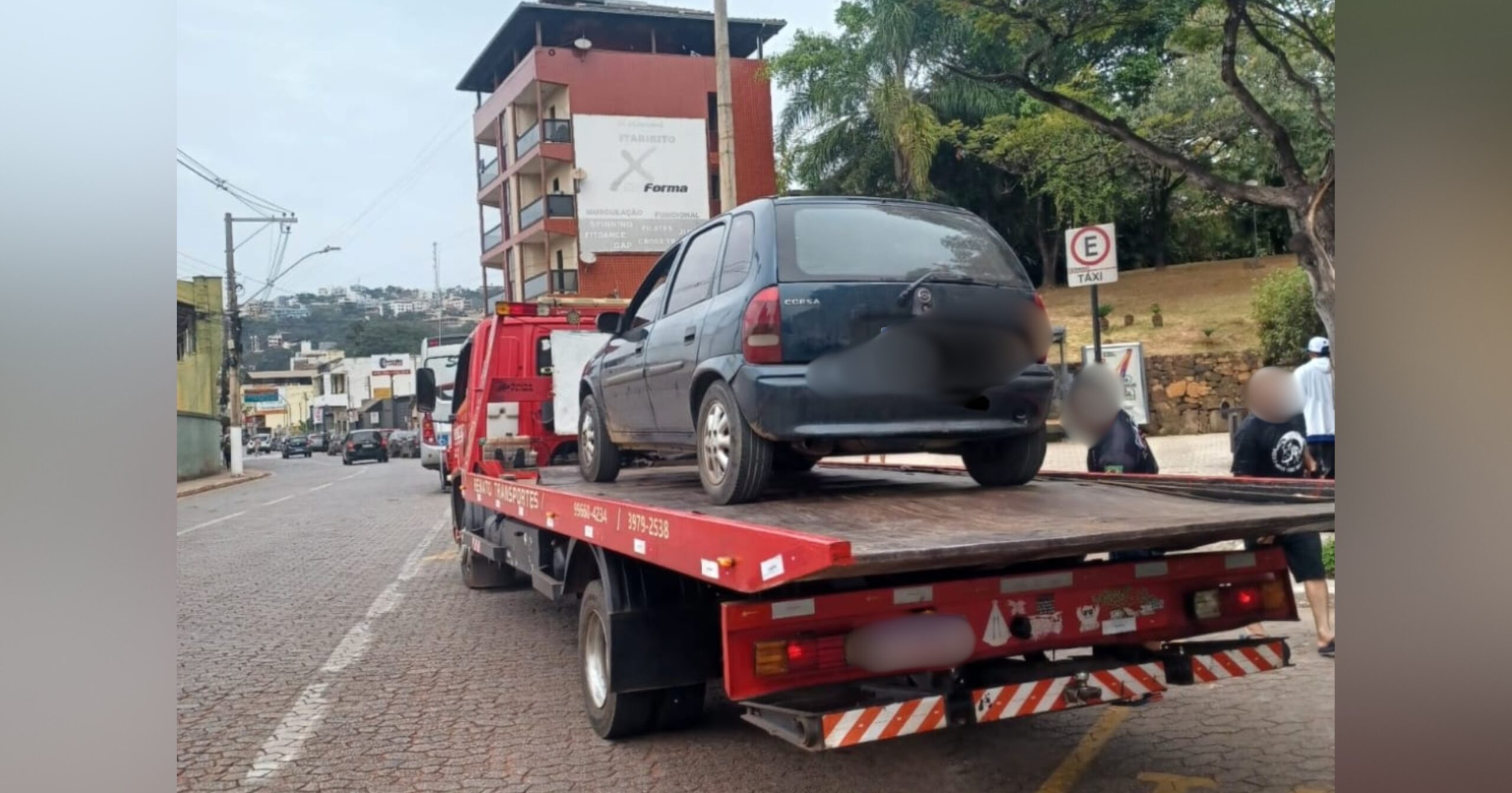 A ocorrência foi registrada na Rua Queiroz Júnior, próximo a Prefeitura, e resultou na remoção do veículo para o pátio credenciado. Foto — Guarda Municipal.