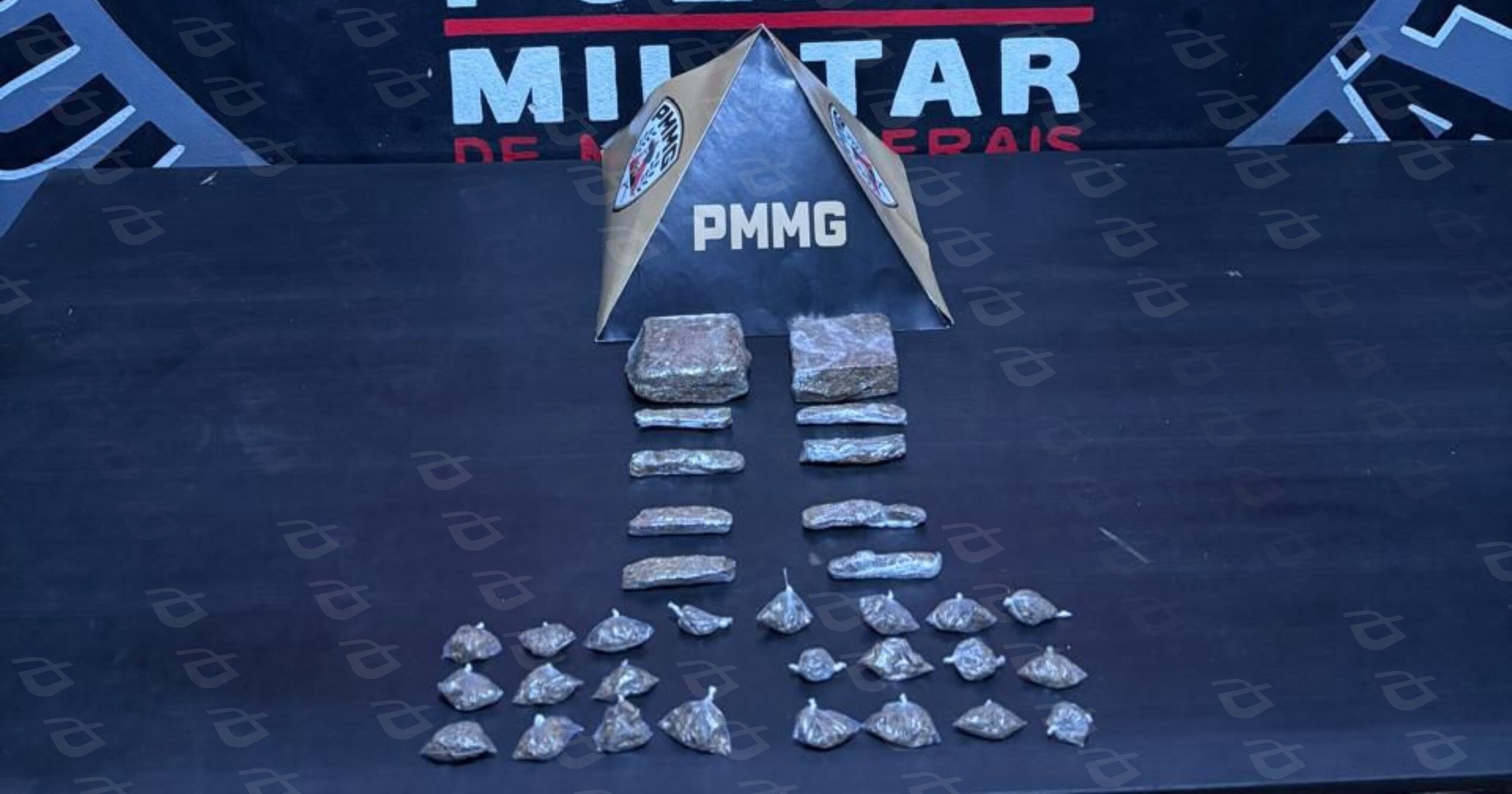 Polícia Militar apreendeu dois tabletes grandes, oito pequenos e 23 buchas de maconha durante operação do Tático Móvel. Foto — Polícia Militar.