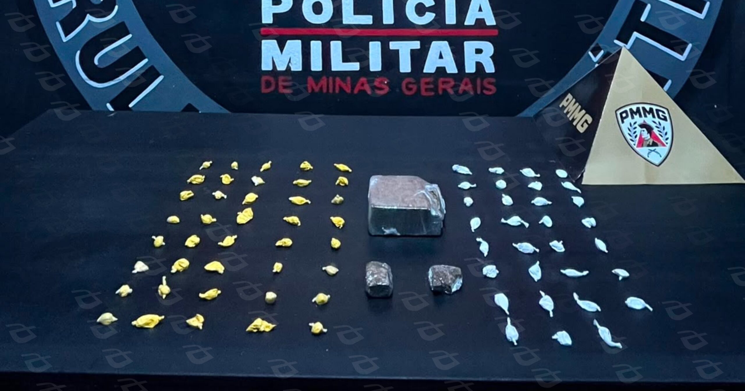 A abordagem ocorreu durante patrulhamento do Tático Móvel, que localizou drogas embaladas em diferentes porções. Foto — Polícia Militar.
