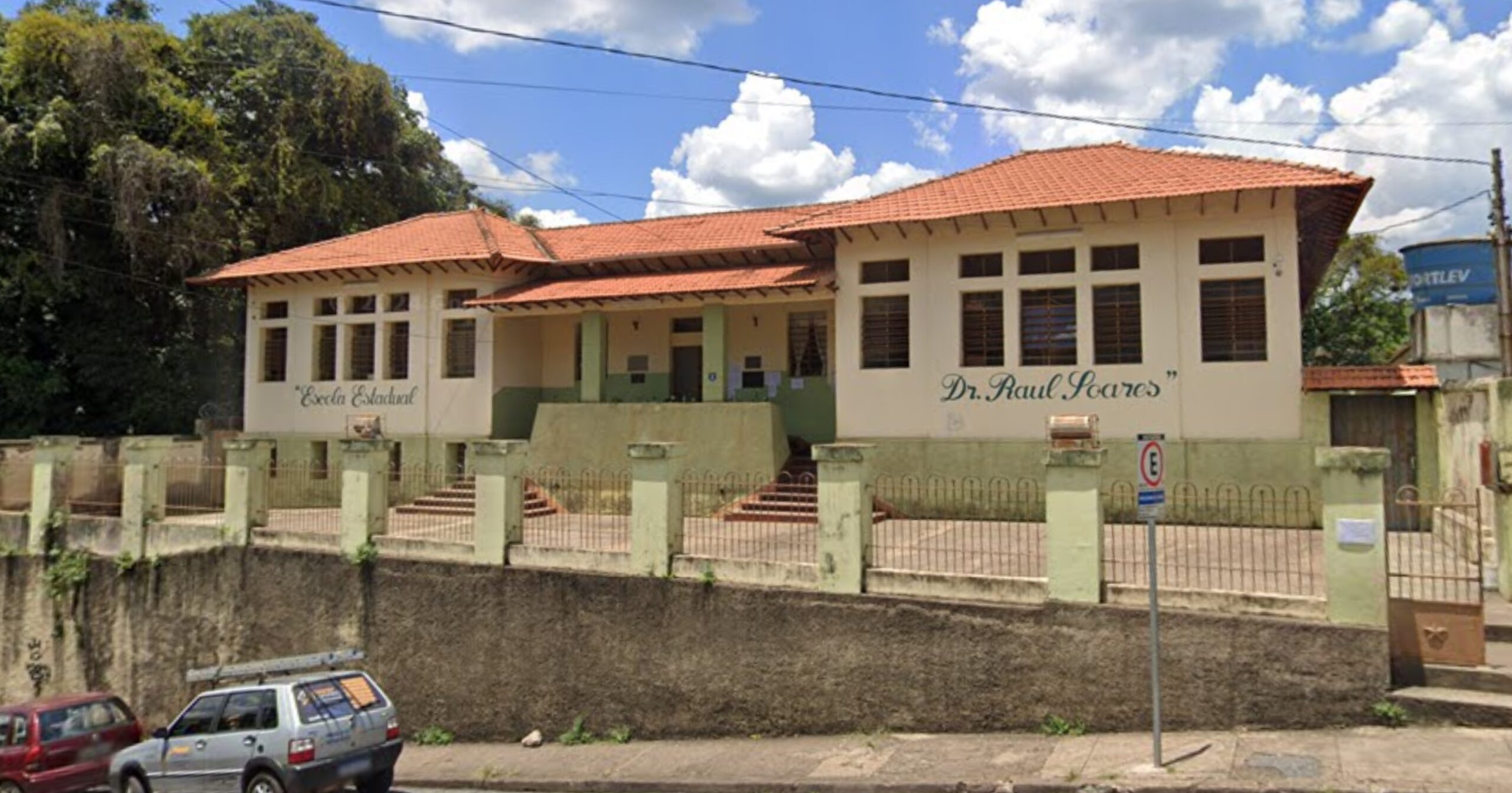 Estudantes se unem em manifestação de carinho e solidariedade dentro da escola em Itabirito. Foto — meramente ilustrativa/Google Maps.