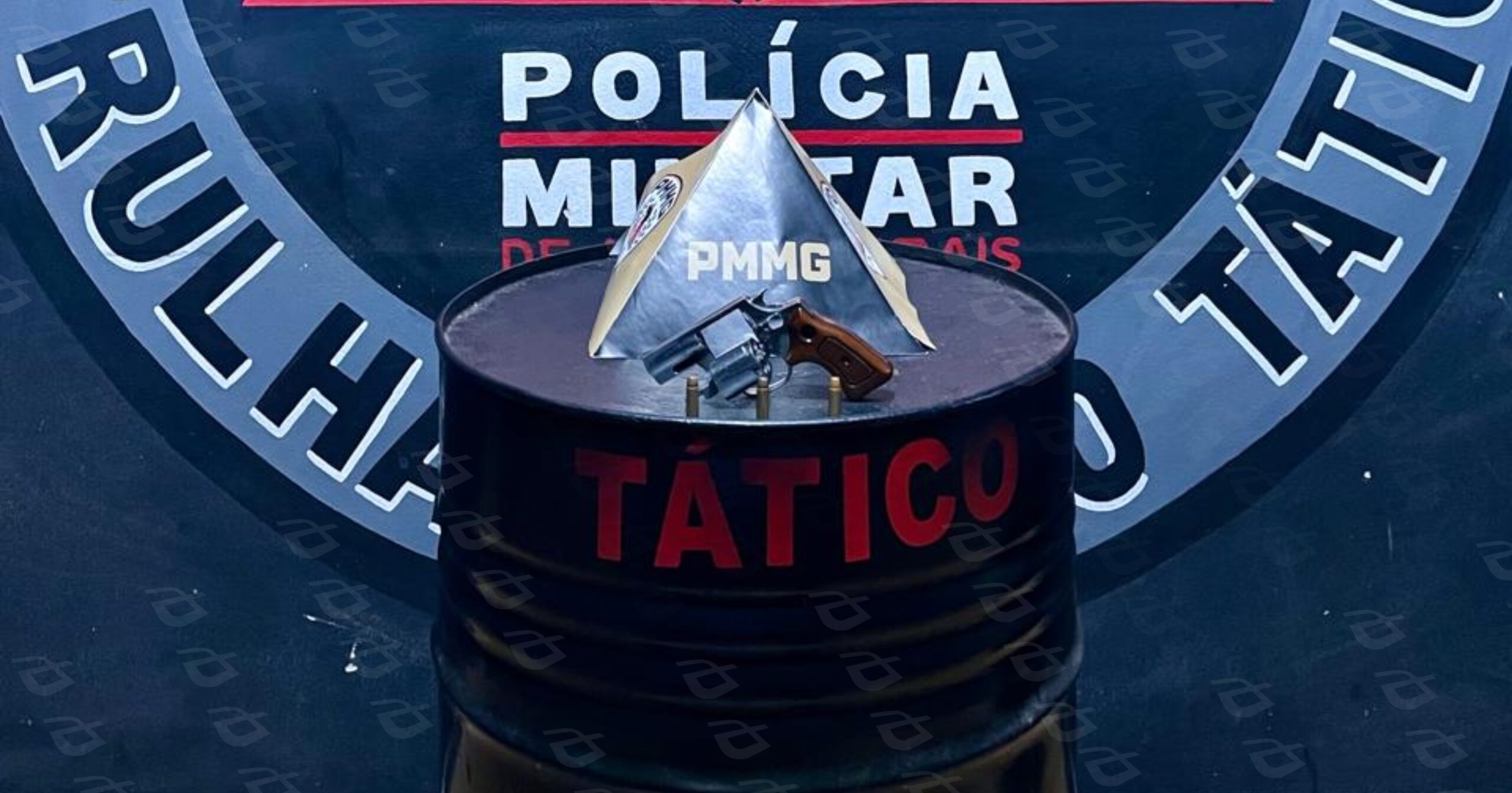A ação policial em Mariana resultou na prisão de um homem e na apreensão de um revólver calibre .38 com oito munições. Foto — Polícia Militar.