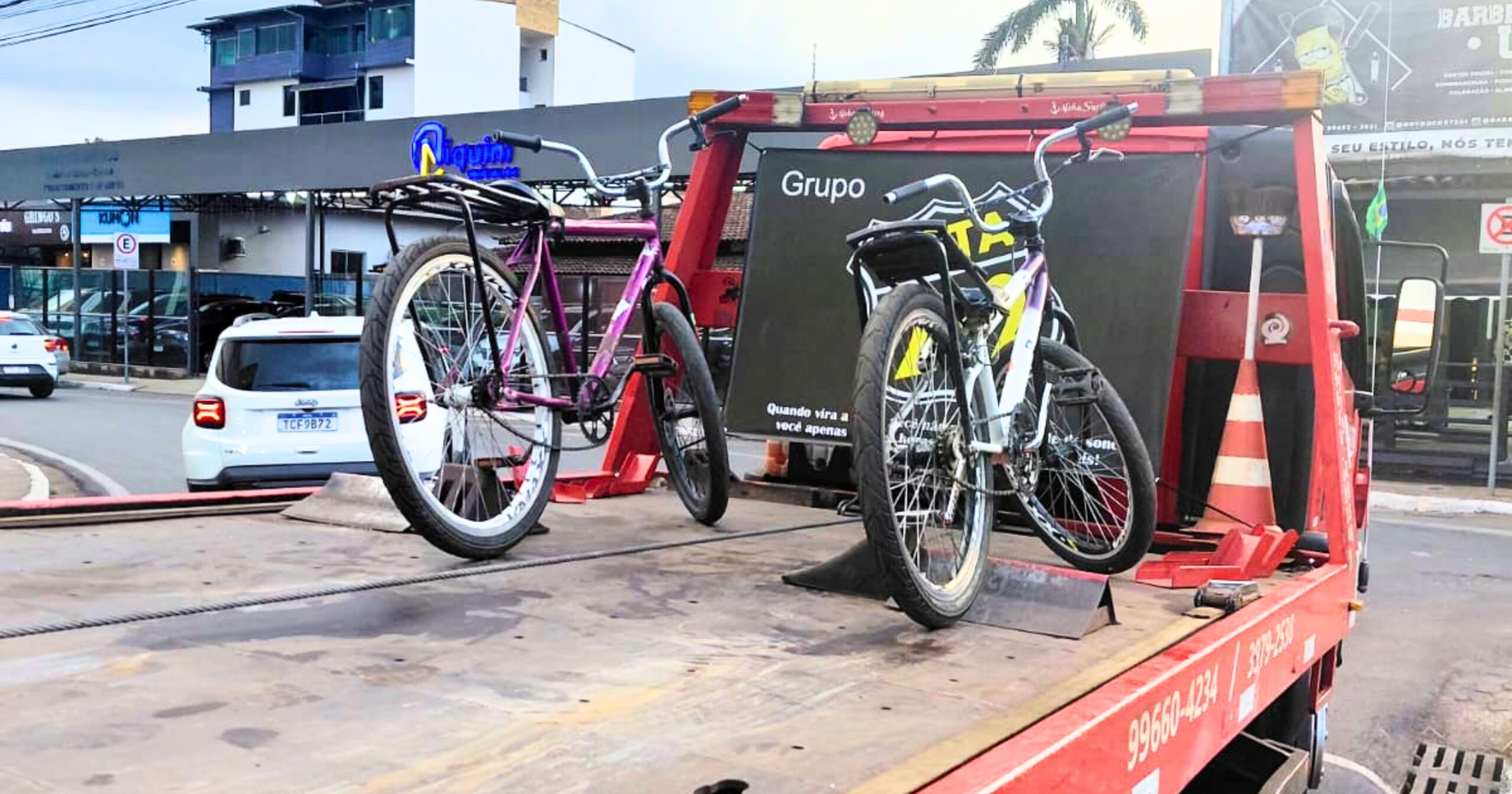 Ações da Patrulha Base Móvel na Praça do Centenário resultaram em notificações e recolhimento de duas bicicletas. Foto — Guarda Municipal de Itabirito.