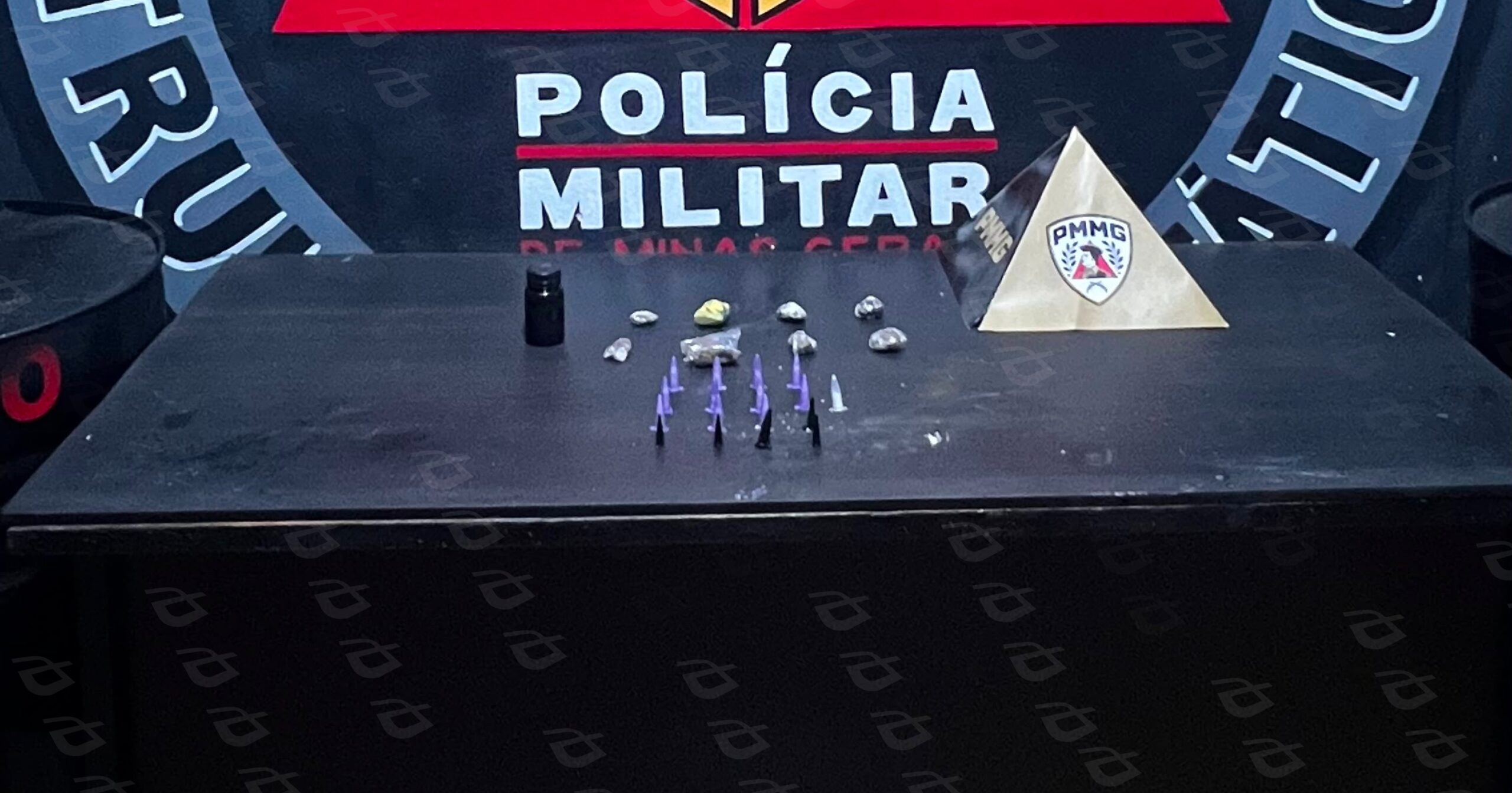 Ação da Polícia Militar ocorreu após denúncias apontarem a comercialização de entorpecentes na região; suspeito foi detido e drogas foram recolhidas. Foto — Polícia Militar.