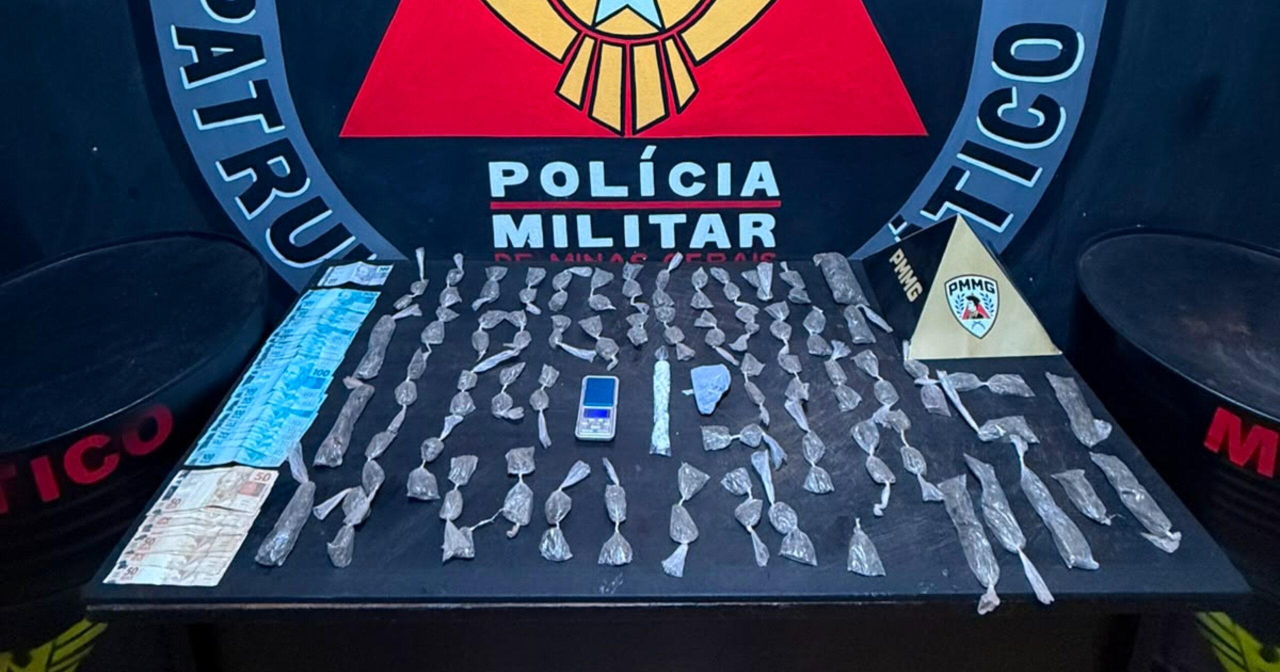 Ação da Polícia Militar começou após uma denúncia anônima e resultou na localização de entorpecentes, dinheiro, balança de precisão e celular. Foto — Polícia Militar.