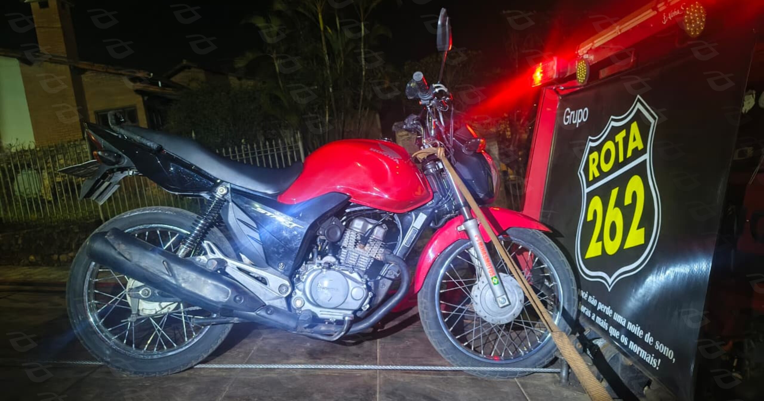 Ocorrência registrada na madrugada expôs risco a pedestres e motoristas. Fotos — Polícia Militar.