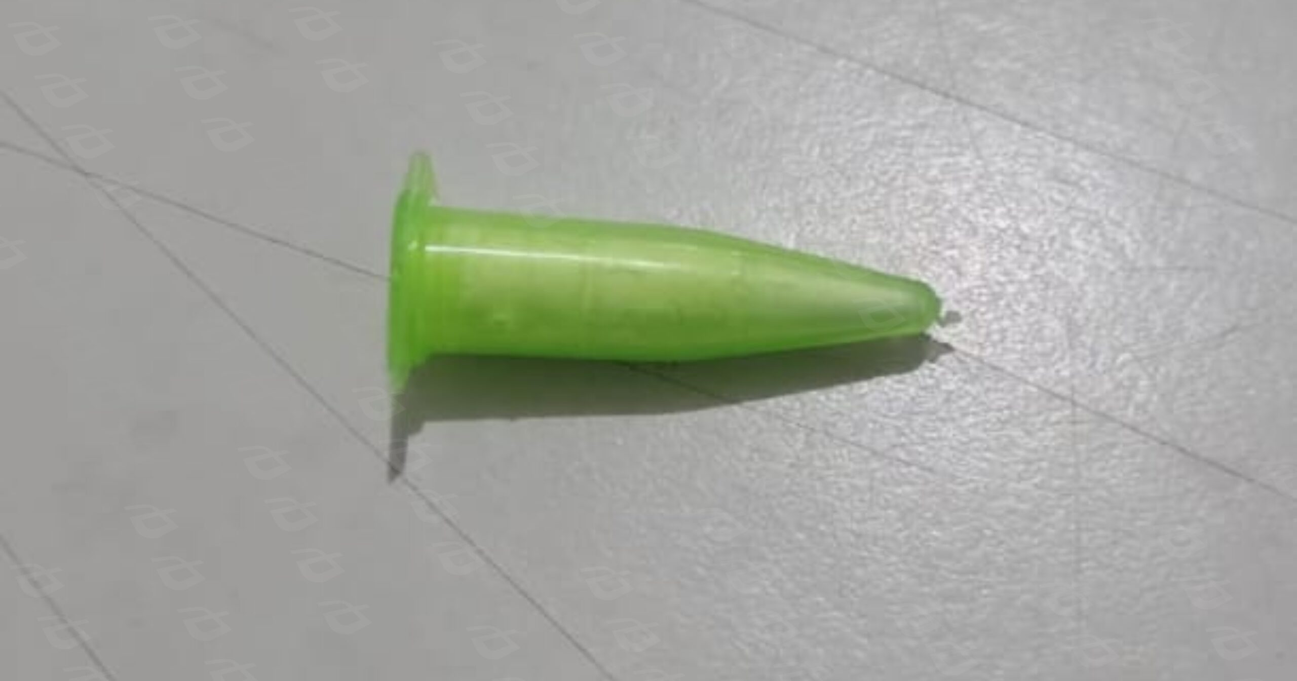 Durante a busca pessoal, um dos abordados teria retirado do bolso um microtubo contendo uma substância de características semelhantes às da cocaína. Foto — Polícia Militar.