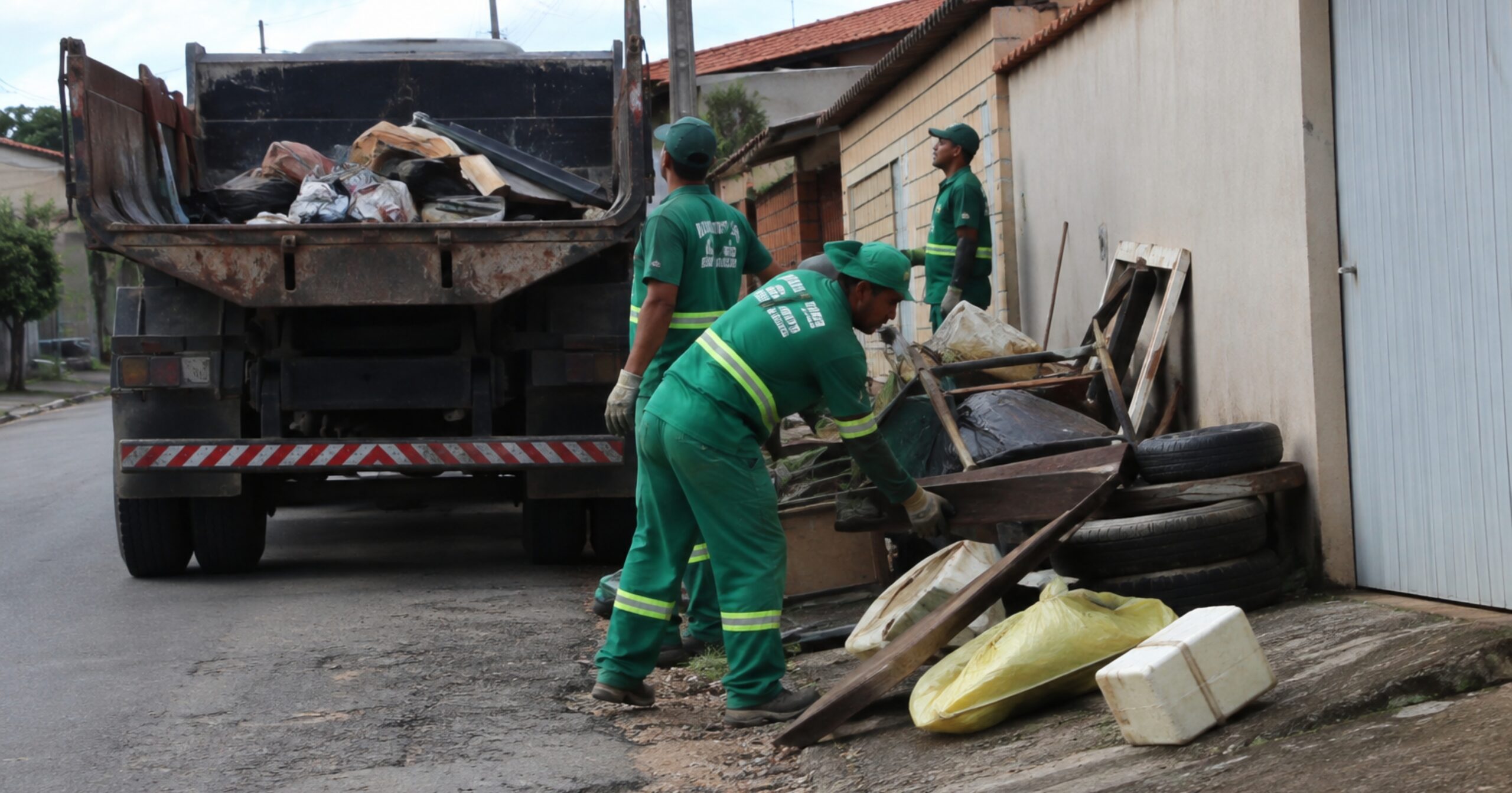 A mobilização começa na próxima segunda-feira e poderá seguir durante os próximos dias, conforme a quantidade de materiais a serem recolhidos. Foto — meramente ilustrativa / criada pelo Agito Mais com IA.